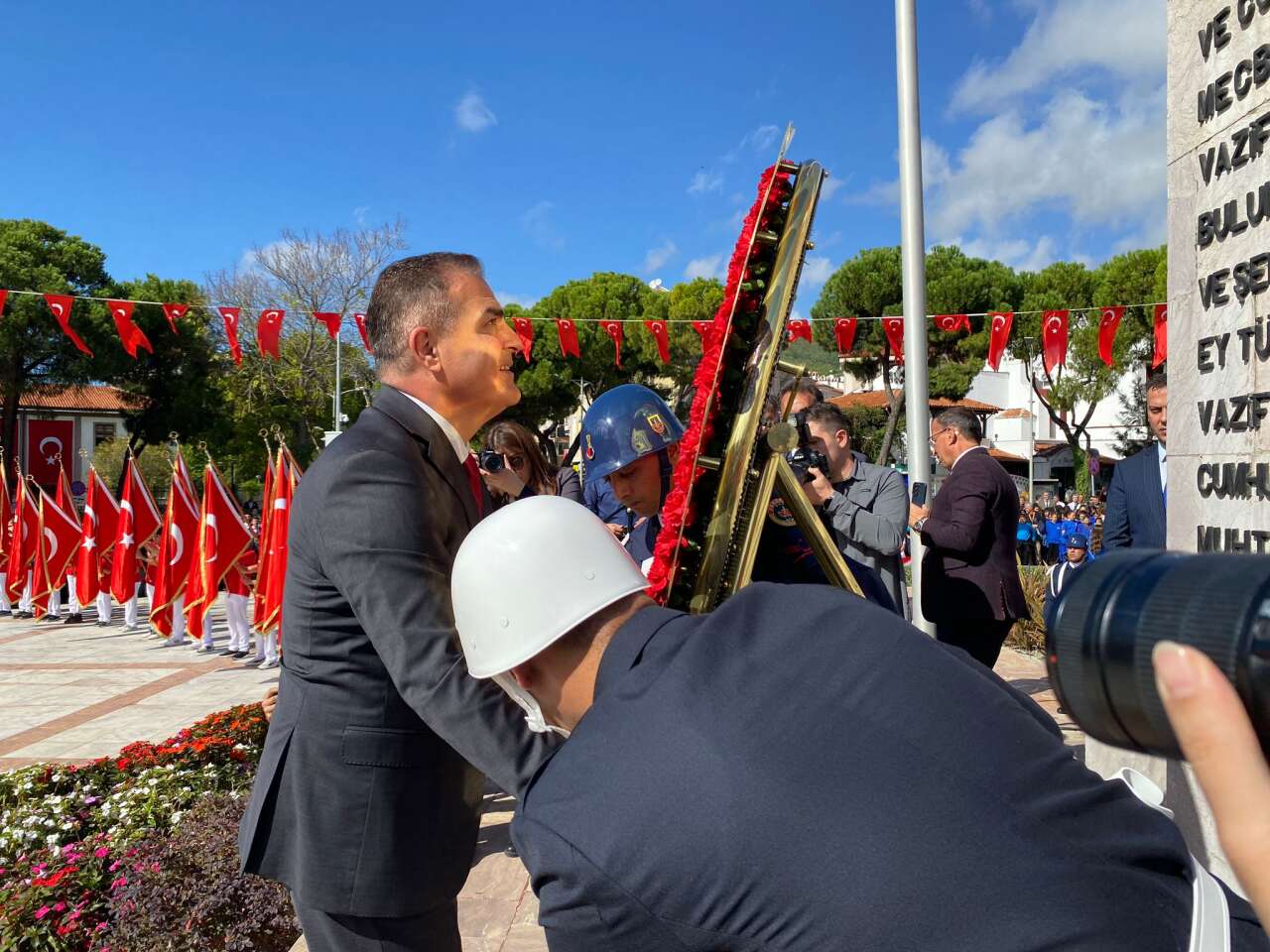 Cumhuriyet’in 102. Yılı Kutlamaları Çelenk Sunma Töreniyle Başladı 3